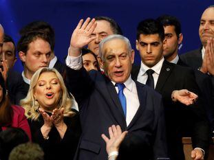 El primer ministro Benjamín Netanyahu, celebra su victoria electoral la madrugada del martes en Tel Aviv. REUTERS/Amir Cohen