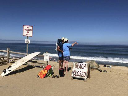 Dos personas en la playa de Newcomb Hollow, que ha sido cerrada tras el ataque.