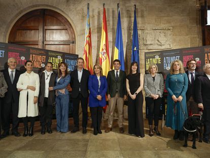 El presidente de la Generalitat, Carlos Mazón, y los vicepresidentes, Vicente Barrera y Susana Camarero (a su izquierda), junto con premiados o otros cargos políticos en el Palau de la Generalitat.