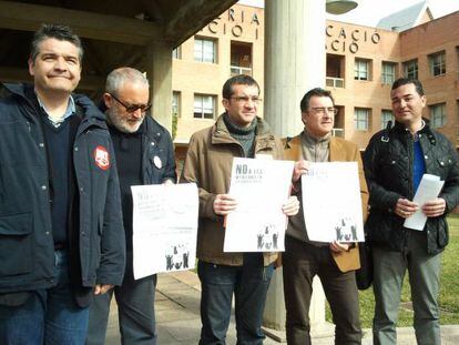 Dirigentes de Fete-UGT, CC OO, STEPV, Anpe y Cisf, en las puertas de la consejer&iacute;a.