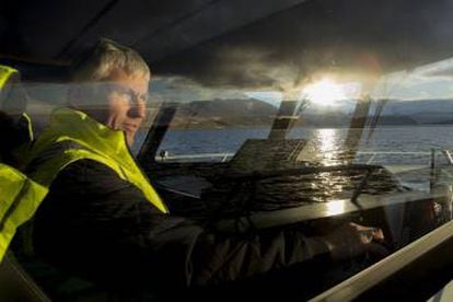 Un operario conduce la lancha hasta los anillos donde crecen los salmones, situados en medio del mar en la isla de Skjervøya.