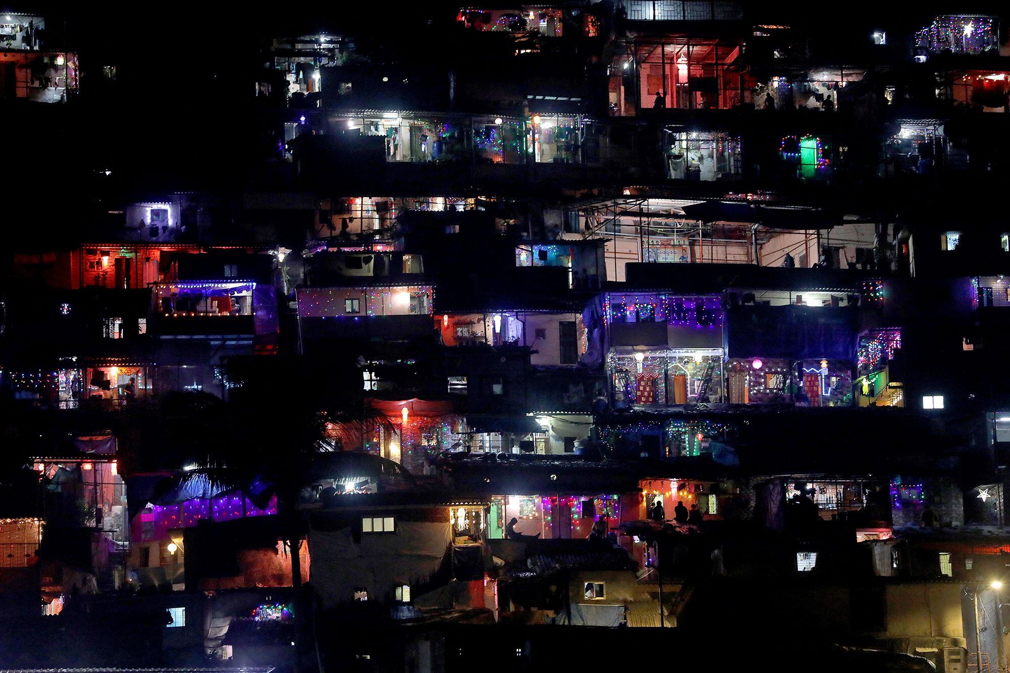 Un barrio humilde de la ciudad de Bombay, decorado con motivo de Diwali, el festival hindú de las luces.
