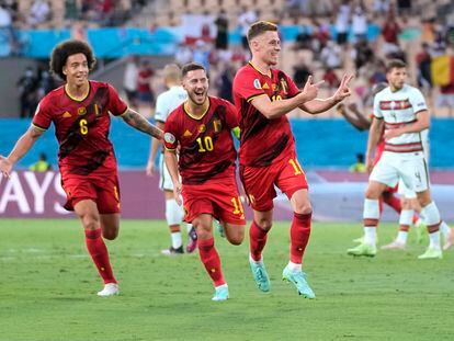 El jugador belga Thorgan Hazard celebra su gol.