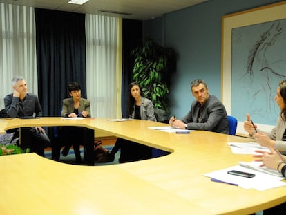 En el centro, Jonan Fernández, secretario de Paz y Convivencia del Gobierno vasco, durante la reunión con representantes de las Diputaciones y Eudel.