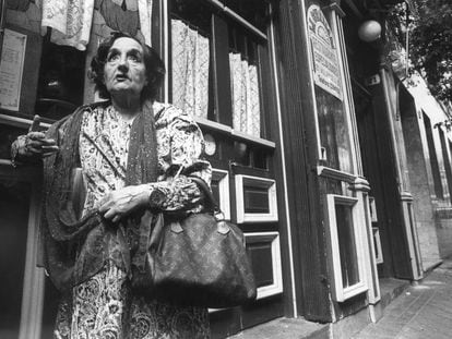 Maruja Mallo en una calle de Madrid, en 1983.