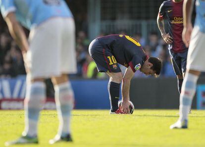 Messi coloca el balón para sacar desde el centro del campo.
