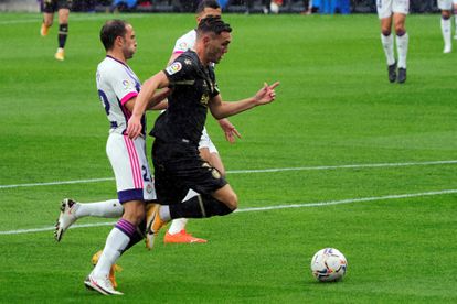 Lucas Pérez provoca un penalti contra el Valladolid en el estadio José Zorrilla este domingo.