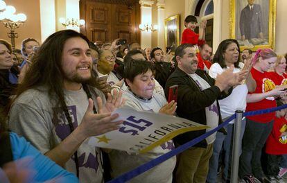 Partidarios de la subida celebran la aprobaci&oacute;n en el Capitolio.