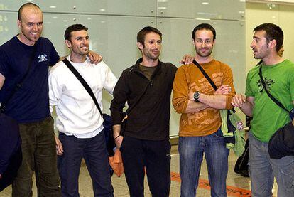 Los cinco bomberos catalanes confundidos con etarras, a su llegada al barcelonés aeropuerto de El Prat.