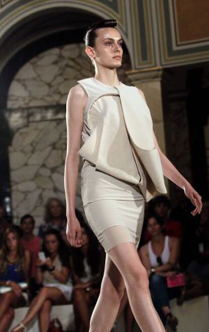 Una modelo luce una creación de Martinez Leirah durante su desfile en la pasarela 080 Barcelona Fashion.