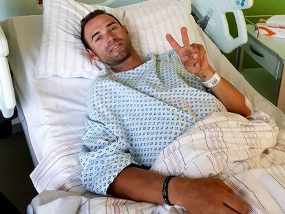 Alejandro Valverde, en la cama del hospital de D&uuml;sseldorf, despu&eacute;s de la operaci&oacute;n.