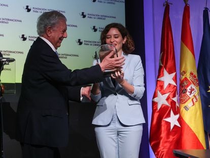 Isabel Díaz Ayuso recibe el premio de la Fundación Internacional de la Libertad de su presidente, Mario Vargas Llosa, este lunes en Casa de América.