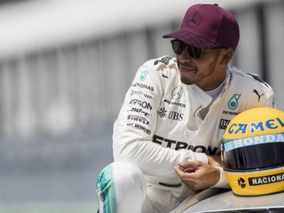 Hamilton con un casco de Ayrton Senna.