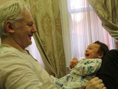 Julian Assange, con su hijo Gabriel. Fotografía de Stella Morris