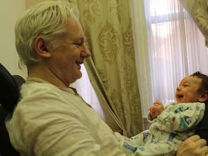 Julian Assange, con su hijo Gabriel. Fotografía de Stella Morris