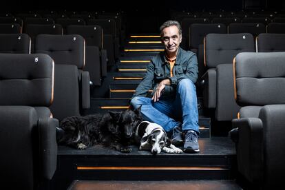 Miguel Ángel Pérez, uno de los socios de los Cines Embajadores, en una de las salas de su segundo cine en la calle Ercilla 53, en Madrid, con sus perras.