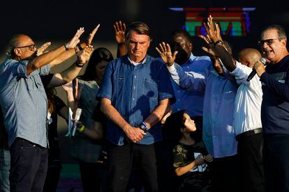 Predicadores evangélicos dan su bendición al presidente de Brasil, Jair Bolsonaro, a inicios de julio de 2022, en Río de Janeiro.