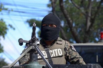 Un soldado del ej&eacute;rcito de Honduras, en enero de 2014 