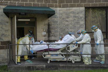 Personal médico de la unidad de cuidados intensivos del Hospital Memorial de Houston trasladan a un paciente enfermo por coronavirus. Los casos de COVID-19 y las hospitalizaciones han aumentado desde la reapertura de Texas tras el confinamiento, lo que ha llevado a las salas de cuidados intensivos a su máxima capacidad.