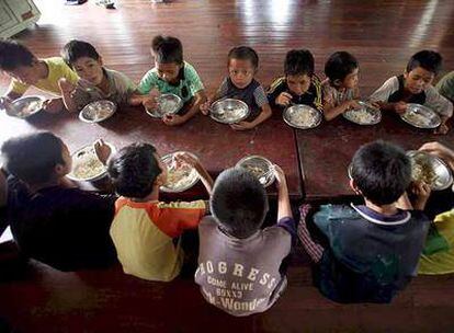 Un grupo de niños de Myanmar almuerza ayer, viernes, un cuenco de arroz en un monasterio en Yangon.