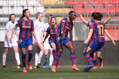 Oshoala celebra junta a sus compañeras, el primer gol del Barcelona ante el City.