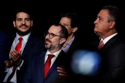 Al centro, Vinícius Marques de Carvalho, durante la conferencia de prensa sobre el informe final de la transición.