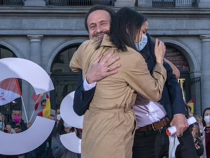 Edmundo Bal, candidato de Ciudadanos a la presidencia de la Comunidad de Madrid, abraza a la líder del partido Inés Arrimadas, en un acto de campaña.