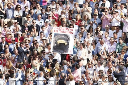 Un grupo de aficionados muestra una pancarta en la Maestranza de Sevilla.