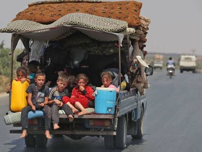 Niños sirios en una camioneta, el jueves en la región de Idlib.