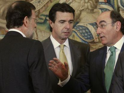 Ignacio Sánchez Galán, presidente de Iberdrola, habla con el presidente del Gobierno, Mariano Rajoy, y el ministro de Industria, José Manuel Soria