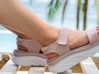 Una selección de sandalias cómodas, ergonómicas y antideslizantes para pies delicados. Imagen de: Skechers.