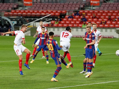 De Jong remata durante el partido de Liga en el Camp Nou esta temporada.