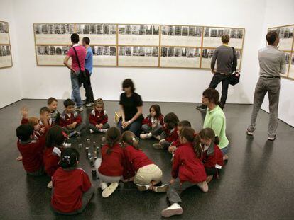 Un grupo de niños de visita en el Macba de Barcelona.