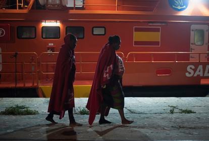 Mujeres migrantes a su llegada al puerto marítimo de Málaga tras ser rescatadas en mayo de 2018.