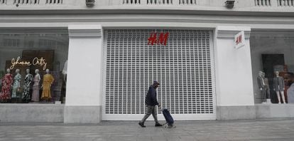 Tienda de H&M de la Gran Vía de Madrid cerrada por la crisis del coronavirus.