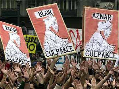 Los manifestantes de Madrid lucieron carteles alusivos al <i>Gernica</i> de Picasso con los nombres de Bush, Blair y Aznar.