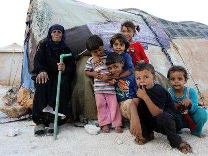 Una familia siria .en Kafr Dariyan, en la frontera turco-siria, el 26 de agosto.
