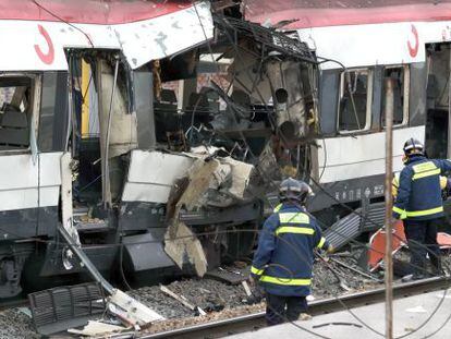 Un vag&oacute;n destrozado tras las bombas del 11-M en Madrid.