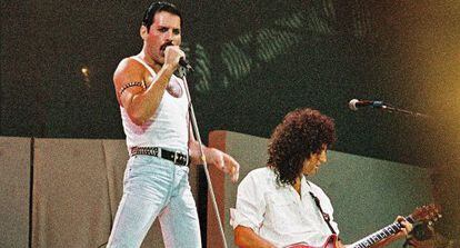 Freddie Mercury y Brian May, el 13 de julio de 1985 en el estadio Wembley.