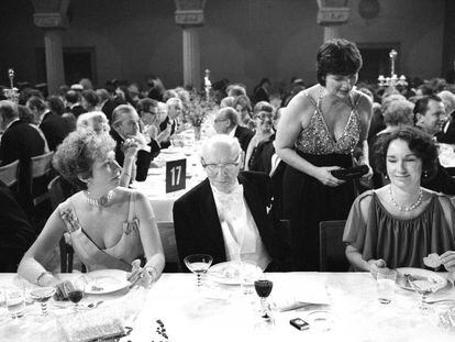 De izquierda a derecha: la princesa sueca Christina Magnuson y el escritor Isaac Bashevis Singer, en el banquete de celebración del Nobel de Literatura en Estocolmo, 1978.