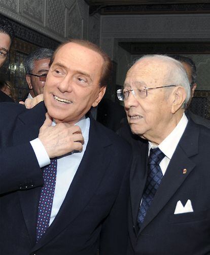 Silvio Berlusconi con su homólogo tunecino, Beji Caid Essebsi, este domingo en Túnez, capital del país magrebí.