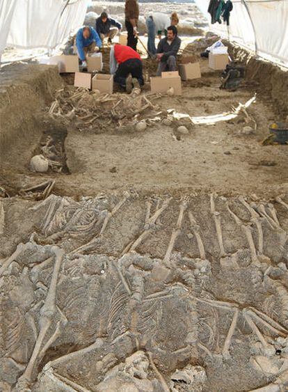 Cadáveres maniatados con alambre en una fosa común del cementerio de San Rafael (Málaga).