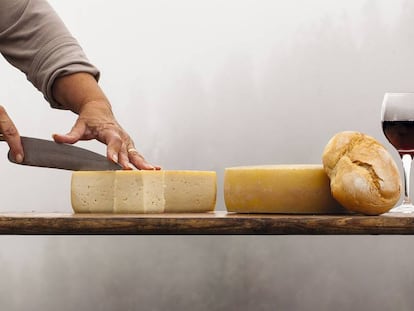 Corte de queso artesanal en Gran Canaria.