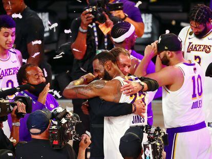 LeBron James, de Los Angeles Lakers, celebra la victoria de su equipo tras el sexto juego de las finales de la NBA 2020 en el AdventHealth Arena.