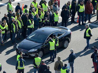 Un grupo de taxistas rodea a un coche de Cabify en Barcelona.