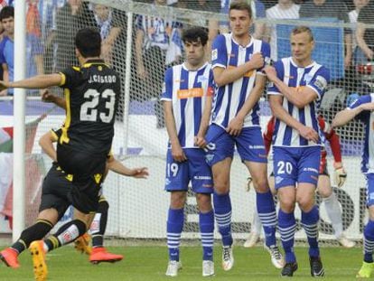 Casado lanza un disparo frente a la barrera del Alav&eacute;s que defend&iacute;a su porter&iacute;a. 
