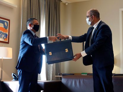 El nuevo consejero de Interior, Miquel Sàmper, recibe la cartera de manos de su antecesor en el cargo, Miquel Buch.