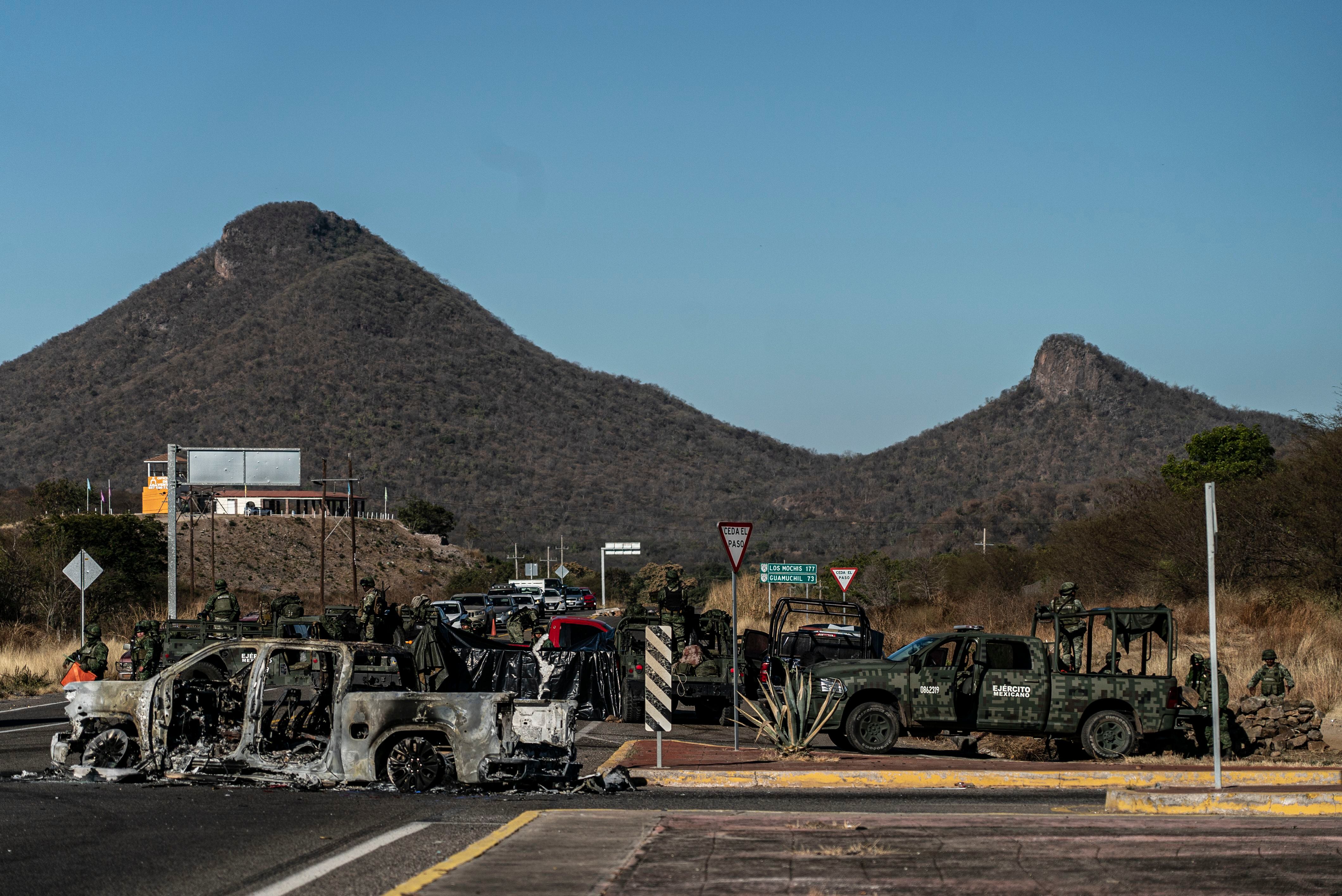 Un convoy militar arrasado por un ataque del narco tras la detención del hijo menor de El Chapo.