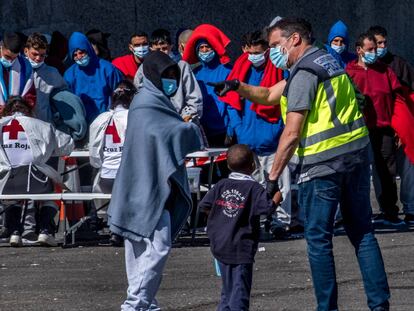 Mujeres y niños en la ruta canaria