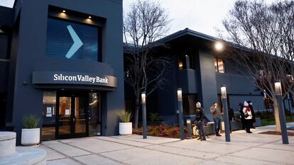 Clientes de Silicon Valley Bank a las puertas de una de sus oficinas